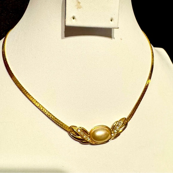 Jewelry - Vintage Faux Pearl Sliding Pendant on Gold Tone Herringbone Chain 15” Choker